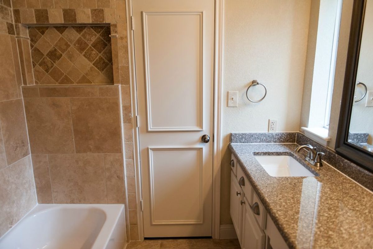 Tiled tub surround.