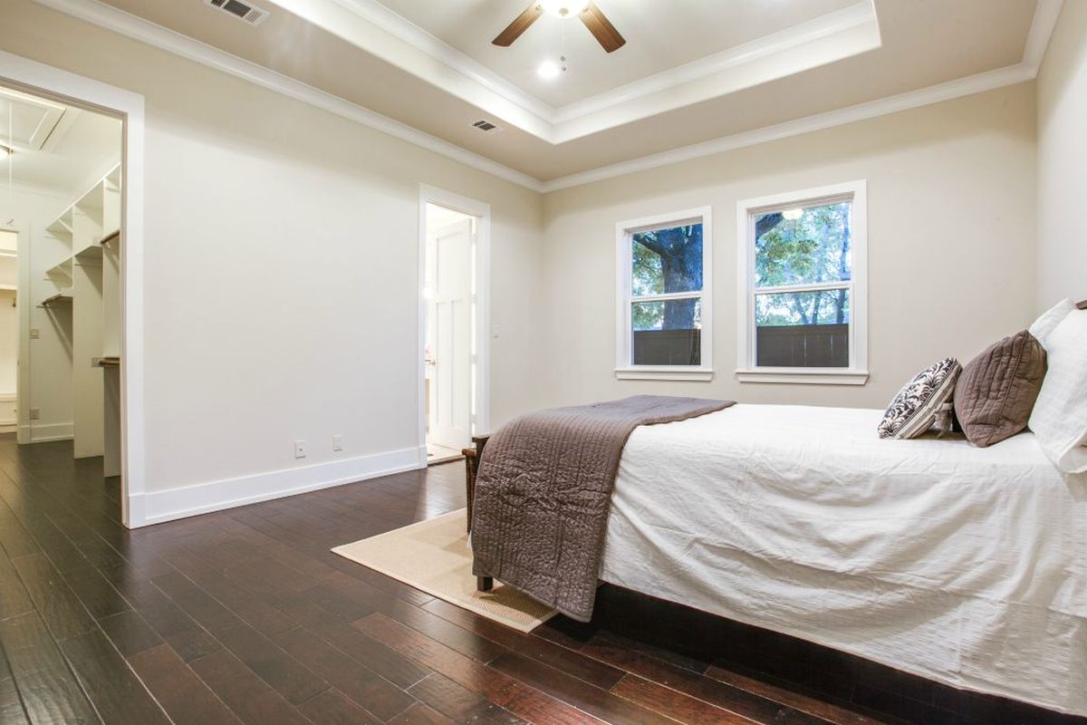 Bedroom, with a tray ceiling.