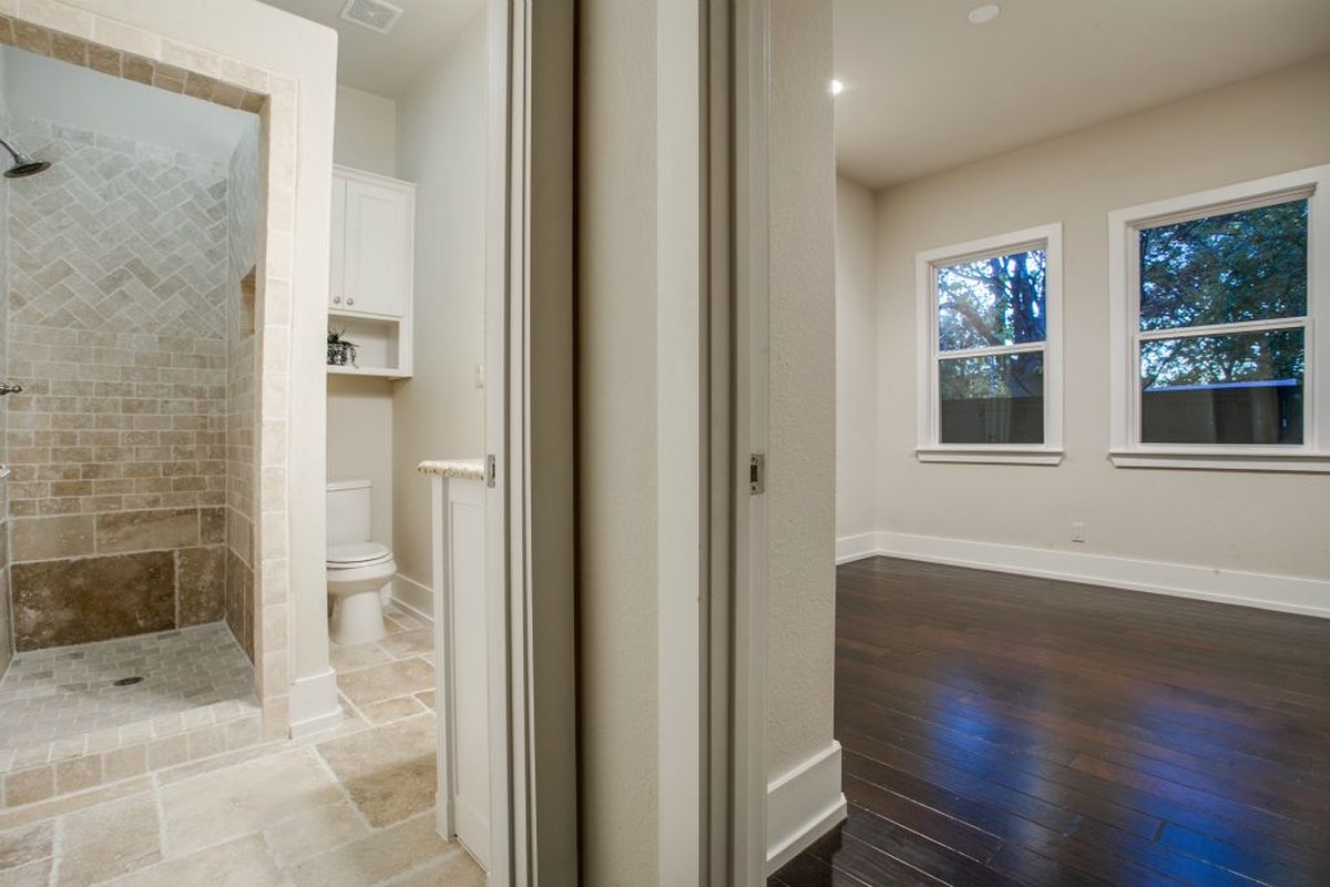 The second bath, tiled floor to ceiling.